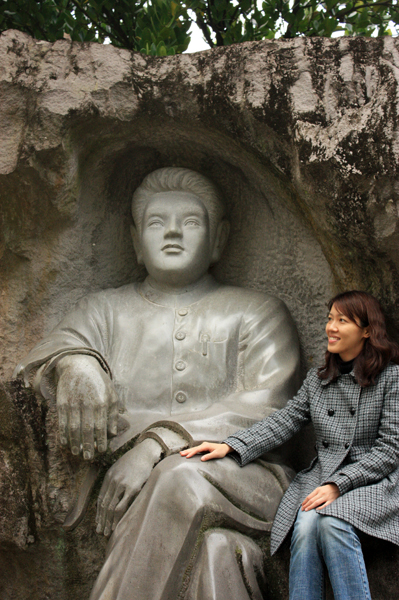 鍾舜文坐在爺爺鍾理和的刻像旁,彷若兩人正以文化長談。(圖/熊宏輝攝) 鍾舜文坐在爺爺鍾理和的刻像旁,彷若兩人正以文化長談。(圖/熊宏輝攝)