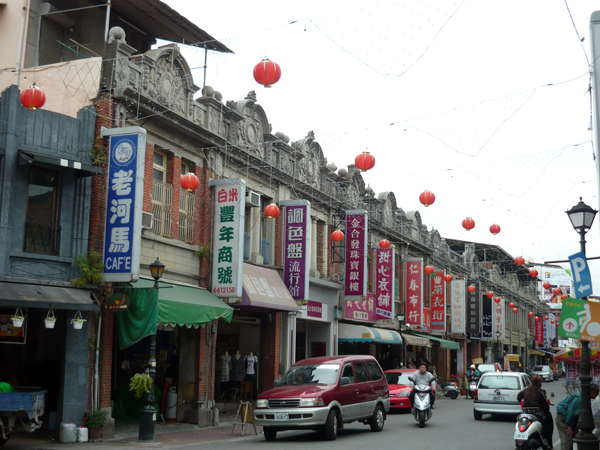 旗山老街仍保留原始的石拱圈亭仔腳,記錄了商家的流金歲月。(圖/高雄市政府文化局提供) 旗山老街仍保留原始的石拱圈亭仔腳,記錄了商家的流金歲月。(圖/高雄市政府文化局提供)