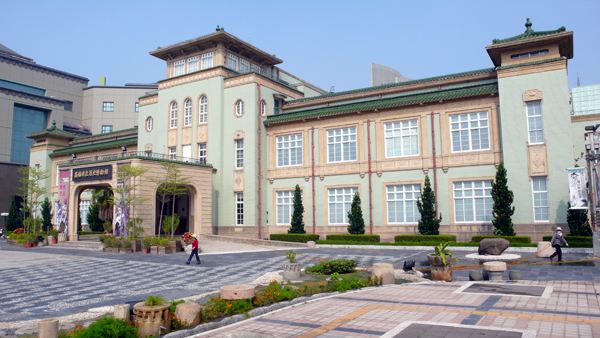 「高雄市立歷史博物館」建築外觀,是臺灣保留最完整的「帝冠式建築」。(圖/城市紀憶公司提供) 「高雄市立歷史博物館」建築外觀,是臺灣保留最完整的「帝冠式建築」。(圖/城市紀憶公司提供)