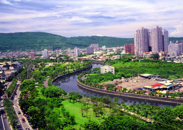 高雄以山海河港的城市特色吸引國內外遊客。(圖/鮑忠暉攝) 高雄以山海河港的城市特色吸引國內外遊客。(圖/鮑忠暉攝)