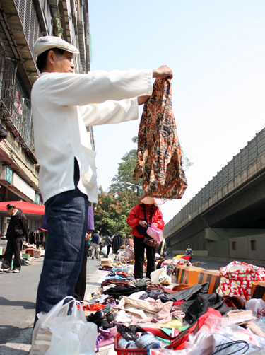陽光下、馬路旁,人們靜靜享受尋寶的樂趣。(圖/安妮塔攝) 陽光下、馬路旁,人們靜靜享受尋寶的樂趣。(圖/安妮塔攝)