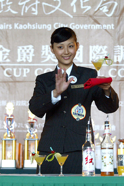 奪下2006年世界杯傳統調酒冠軍的高雄子弟龔惠君。(圖/高雄市政府文化局提供) 奪下2006年世界杯傳統調酒冠軍的高雄子弟龔惠君。(圖/高雄市政府文化局提供)
