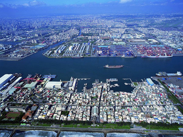 擁有海空雙運的高雄市,是台灣基礎工業的龍頭。(圖/高雄市政府經濟發展局提供) 擁有海空雙運的高雄市,是台灣基礎工業的龍頭。(圖/高雄市政府經濟發展局提供)