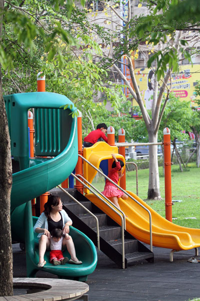 整治後的檨仔林埤濕地公園,讓社區孩子們多處嬉遊歡樂之地。(圖/ 蔡明余攝) 整治後的檨仔林埤濕地公園,讓社區孩子們多處嬉遊歡樂之地。(圖/ 蔡明余攝)