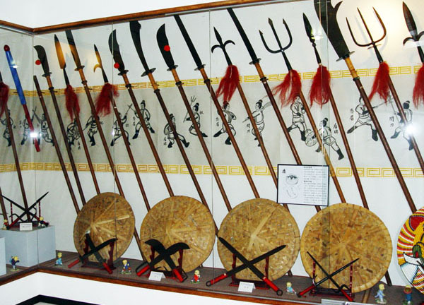 茄萣區的郭常喜藝術兵器文物館,展出600多件中國歷代刀劍文物。(圖/高雄市政府文化局提供) 茄萣區的郭常喜藝術兵器文物館,展出600多件中國歷代刀劍文物。(圖/高雄市政府文化局提供)