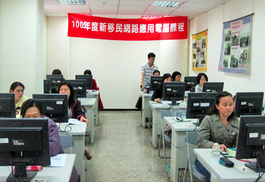 透過新移民家庭服務中心的協助,外籍配偶也能學習到新知識、新技能。(圖/高雄市新移民家庭服務中心提供) 透過新移民家庭服務中心的協助,外籍配偶也能學習到新知識、新技能。(圖/高雄市新移民家庭服務中心提供)
