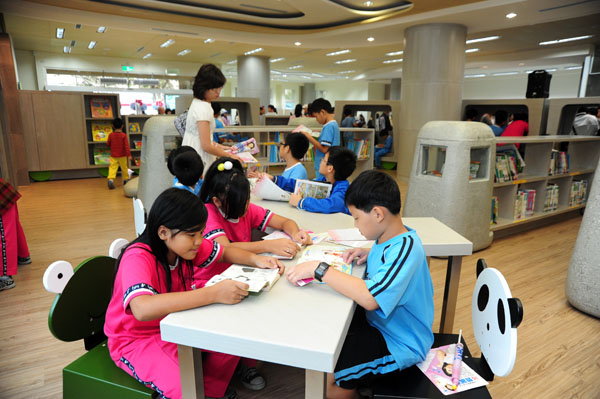 高市新圖書館明亮舒適,讓民眾充分享受閱讀樂趣。(圖/鮑忠暉攝) 高市新圖書館明亮舒適,讓民眾充分享受閱讀樂趣。(圖/鮑忠暉攝)