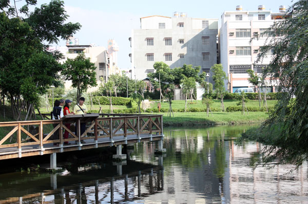 檨仔林埤濕地公園裡生態豐富,吸引民眾流連駐足。(圖/方昭禪攝) 檨仔林埤濕地公園裡生態豐富,吸引民眾流連駐足。(圖/方昭禪攝)