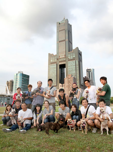 法鬥幫成員每周日歡喜帶狗兒至新光碼頭舒展四肢。(圖/蔡明余攝) 法鬥幫成員每周日歡喜帶狗兒至新光碼頭舒展四肢。(圖/蔡明余攝)