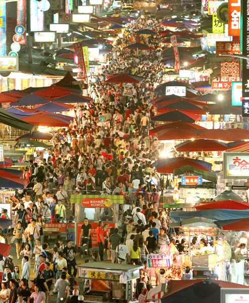 六合夜市是聞名國際的知名夜市。(圖/ 蔡明余攝) 六合夜市是聞名國際的知名夜市。(圖/ 蔡明余攝)