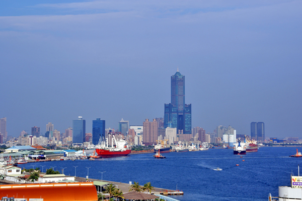 高雄港是國際港埠,各式船艦往來頻繁。(圖/ earl2588 攝) 高雄港是國際港埠,各式船艦往來頻繁。(圖/ earl2588 攝)