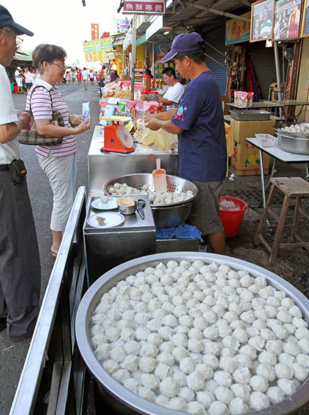高雄漁港的美味魚產品是遊客必買的伴手禮。(圖/蔡明余攝) 高雄漁港的美味魚產品是遊客必買的伴手禮。(圖/蔡明余攝)
