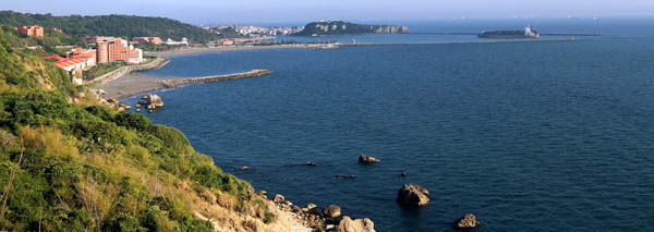 藍色海洋,讓夏天高雄更增魅力。(圖/蔡明余攝) 藍色海洋,讓夏天高雄更增魅力。(圖/蔡明余攝)