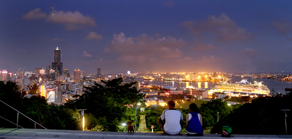 肩並肩坐在忠烈祠俯瞰大高雄夜景,相當浪漫。(圖/蔡明余攝) 肩並肩坐在忠烈祠俯瞰大高雄夜景,相當浪漫。(圖/蔡明余攝)