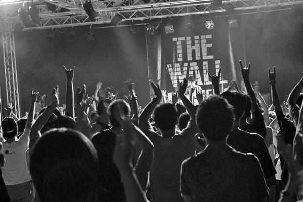 地下樂團的驚人爆發力,讓許多樂迷到THE WALL駁二朝聖。(圖/ Mr. Shih攝) 地下樂團的驚人爆發力,讓許多樂迷到THE WALL駁二朝聖。(圖/ Mr. Shih攝)