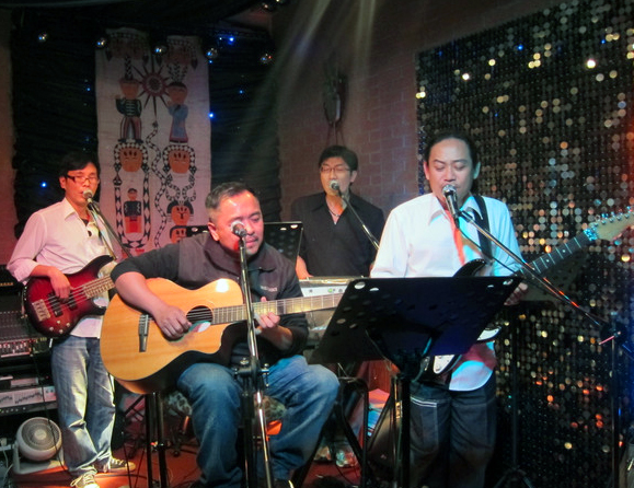 走進山寨Live Pub,就能感受到一股輕鬆熱鬧的氣氛。(圖/山寨Live Pub提供) 走進山寨Live Pub,就能感受到一股輕鬆熱鬧的氣氛。(圖/山寨Live Pub提供)