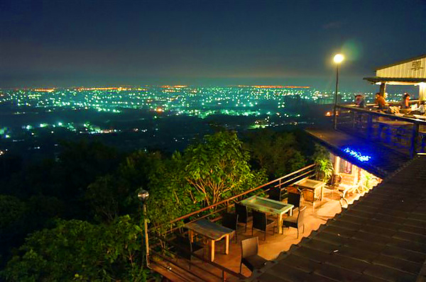 天氣澄朗時,從大崗山可遠眺高雄及台南的美麗夜景。(圖/ thicky攝) 天氣澄朗時,從大崗山可遠眺高雄及台南的美麗夜景。(圖/ thicky攝)