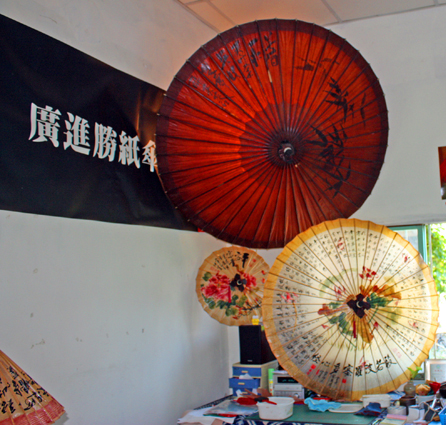 廣進勝將紙傘由觀光商品提升到藝術品。(圖/黃慧珊攝) 廣進勝將紙傘由觀光商品提升到藝術品。(圖/黃慧珊攝)