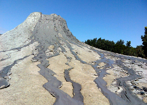 圓錐形烏山頂泥火山依然頻繁噴發。(圖/ light攝) 圓錐形烏山頂泥火山依然頻繁噴發。(圖/ light攝)