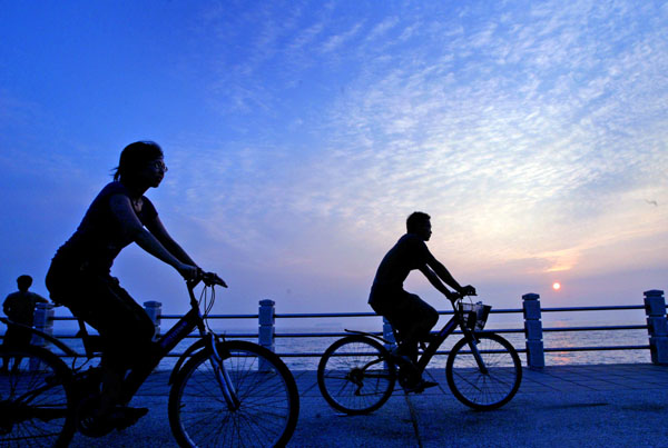 夕陽餘暉中迎著旗津海風騎單車,是種暢快的享受。(圖/蔡明余攝) 夕陽餘暉中迎著旗津海風騎單車,是種暢快的享受。(圖/蔡明余攝)