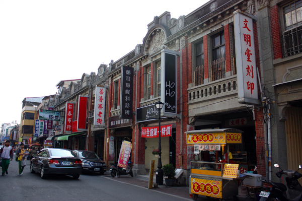 旗山老街別具歷史意義的巴洛克建築,最適合漫步。(圖/熊宏輝攝) 旗山老街別具歷史意義的巴洛克建築,最適合漫步。(圖/熊宏輝攝)