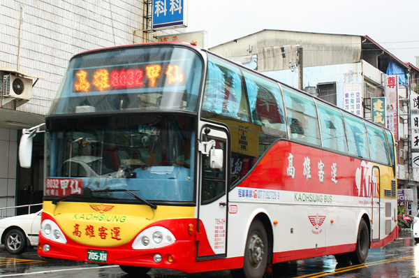 往來高雄山城與市區之間的巴士,讓交通更便利。(圖/涂毓婷攝) 往來高雄山城與市區之間的巴士,讓交通更便利。(圖/涂毓婷攝)