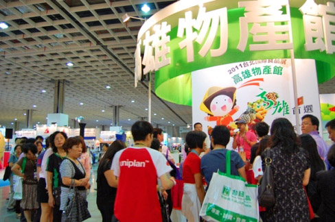 「高雄物產館」在台北國際食品展覽會吸引大批民眾採購。(圖/高雄市政府農業局提供) 「高雄物產館」在台北國際食品展覽會吸引大批民眾採購。(圖/高雄市政府農業局提供)