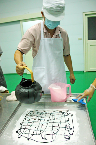 全國第一家拿到有機認證的甲仙青梅食品工廠,正用梅精製作梅精錠。(圖/方昭禪攝) 全國第一家拿到有機認證的甲仙青梅食品工廠,正用梅精製作梅精錠。(圖/方昭禪攝)