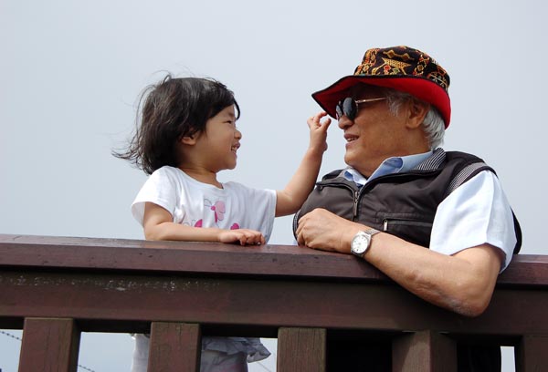 鍾鐵民老師與小孫女開心的享受並珍惜生命中的每一刻。(圖/鍾理和文教基金會提供)