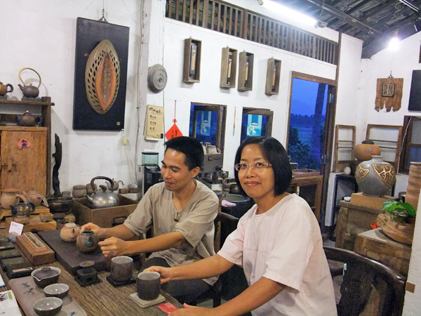 興陶房的創作夫妻檔張家興與吳玉玲,將生活融入陶藝中。(圖/涂毓婷攝) 興陶房的創作夫妻檔張家興與吳玉玲,將生活融入陶藝中。(圖/涂毓婷攝)