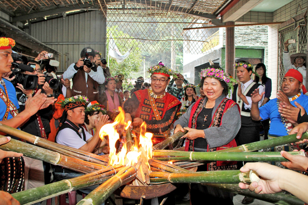 陳菊市長參與茂林多納村魯凱族的黑米祭。(圖/簡名君攝) 陳菊市長參與茂林多納村魯凱族的黑米祭。(圖/簡名君攝)
