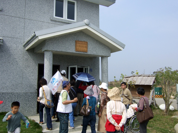 高雄市政府舉辦的真情巴士之旅將旅客帶入重建區。(圖/鮑忠暉攝) 高雄市政府舉辦的真情巴士之旅將旅客帶入重建區。(圖/鮑忠暉攝)