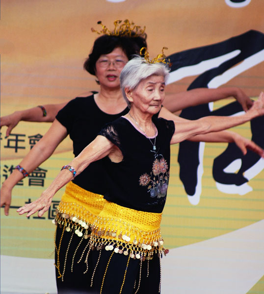 長青學苑提供舞蹈課程，幫助長輩保有年輕活力。 (圖/高雄市社區大學促進會 社區型長青學苑 提供)