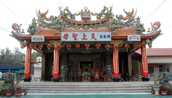 全台唯一一座供奉朱一貴的寺廟-興安宮。(圖/方昭禪 攝) 全台唯一一座供奉朱一貴的寺廟-興安宮。(圖/方昭禪 攝)