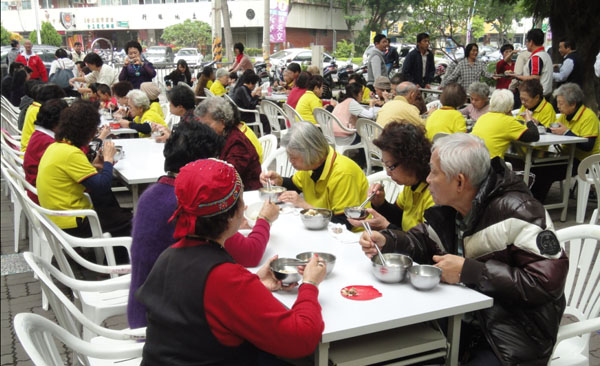 老人共食服務讓社區長輩可齊聚一堂相互陪伴。 (圖/高雄市政府社會局 提供) 老人共食服務讓社區長輩可齊聚一堂相互陪伴。 (圖/高雄市政府社會局 提供)