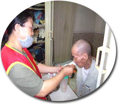 居家服務員細心地服務失能長輩,讓家屬可以放心外出工作。 (圖/長期照顧管理中心 提供) 居家服務員細心地服務失能長輩,讓家屬可以放心外出工作。 (圖/長期照顧管理中心 提供)