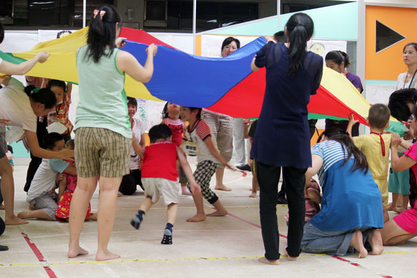 遲緩兒童與家長一起參與療育活動,可促進親子關係。(圖/高雄市政府社會局 提供) 遲緩兒童與家長一起參與療育活動,可促進親子關係。(圖/高雄市政府社會局 提供)