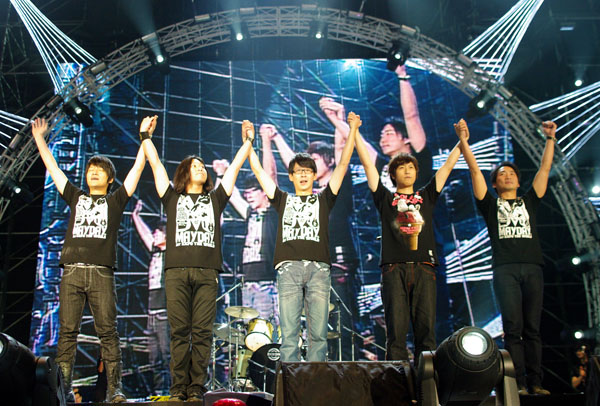 五月天2009年在世運主場館締造台灣戶外售票演唱會人數最多紀錄。(圖/相信音樂 提供)