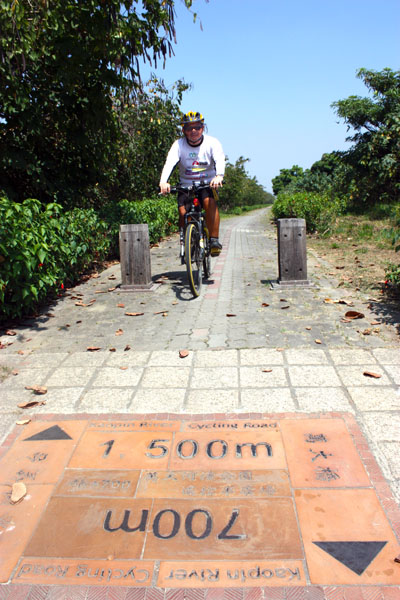 長40公里的「高屏溪沿岸自行車道」對車友體力是大考驗。(圖/方昭禪 攝) 長40公里的「高屏溪沿岸自行車道」對車友體力是大考驗。(圖/方昭禪 攝)