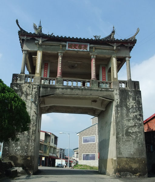 巍峨的東門樓就在美濃紅線古蹟之旅的自行車道路線上。(圖/方昭禪 攝) 巍峨的東門樓就在美濃紅線古蹟之旅的自行車道路線上。(圖/方昭禪 攝)