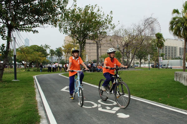 臨港線夢時代至擴建路銜接自行車道落成啟用。(圖/鮑忠暉 攝) 臨港線夢時代至擴建路銜接自行車道落成啟用。(圖/鮑忠暉 攝)