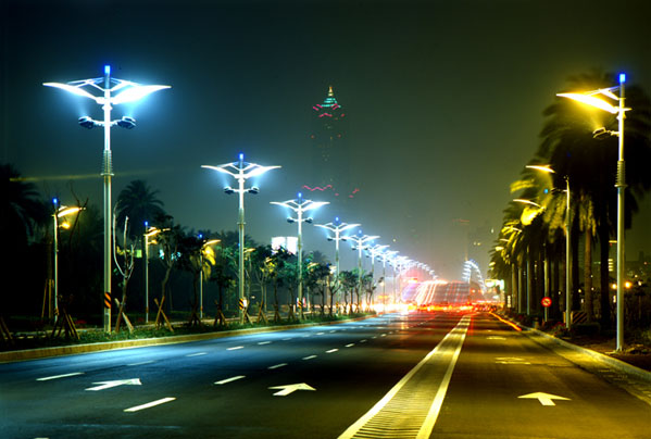 高雄市道路上的共桿式太陽能路燈。(圖/高雄市政府工務局提供) 高雄市道路上的共桿式太陽能路燈。(圖/高雄市政府工務局提供)