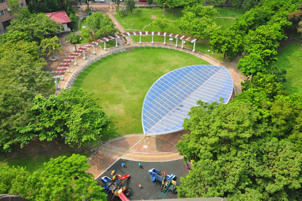 福山藥用植物園中的太陽能發電屋頂。(圖/高雄市政府工務局提供) 福山藥用植物園中的太陽能發電屋頂。(圖/高雄市政府工務局提供)
