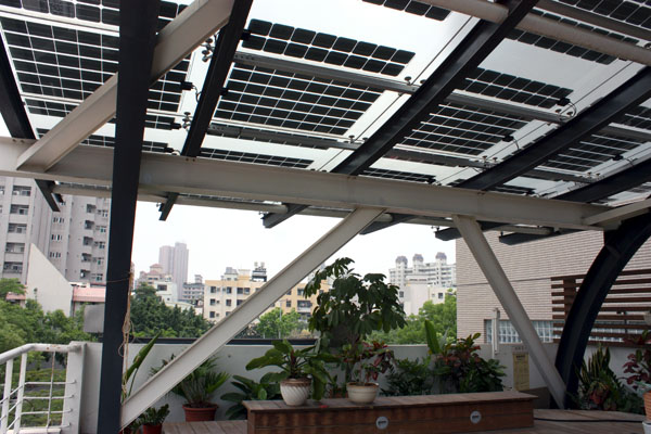 高雄應用科技大學校園內的太陽能運用。(圖/涂毓婷) 高雄應用科技大學校園內的太陽能運用。(圖/涂毓婷)