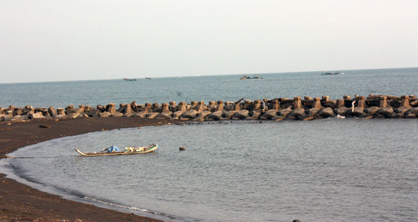 林園汕尾灣寧靜的氣氛,頗有遠離塵囂的意境。(圖/洪崑哲 攝) 林園汕尾灣寧靜的氣氛,頗有遠離塵囂的意境。(圖/洪崑哲 攝)