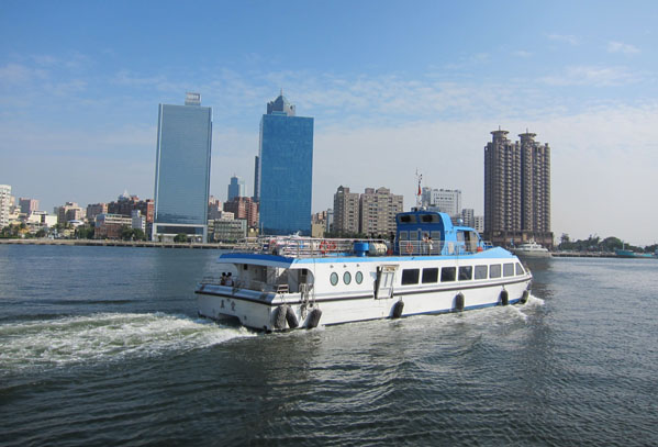 想感受高雄港國際港灣的氣勢,就從搭乘觀光遊港輪開始。(圖/高雄市輪船公司 提供) 想感受高雄港國際港灣的氣勢,就從搭乘觀光遊港輪開始。(圖/高雄市輪船公司 提供)