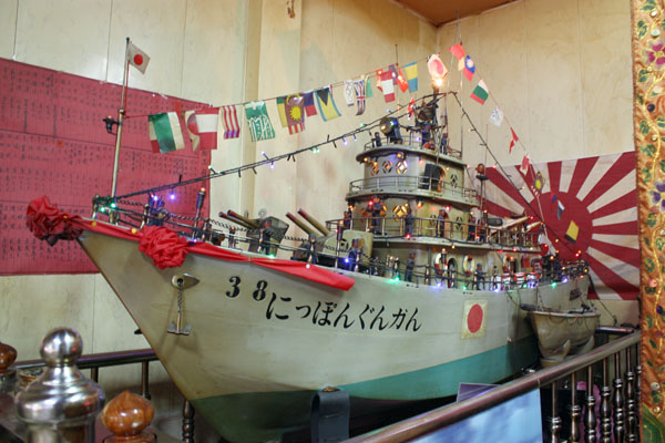 保安堂旁的臨時廟宇,供奉著海府將軍神明與日本軍艦模型。(圖/涂毓婷 攝) 保安堂旁的臨時廟宇,供奉著海府將軍神明與日本軍艦模型。(圖/涂毓婷 攝)