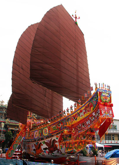 今年金鑾宮的王船是南台灣歷年來最大艘。(圖/黃建樺 攝) 今年金鑾宮的王船是南台灣歷年來最大艘。(圖/黃建樺 攝)