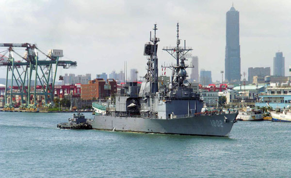 高雄港區常可見到軍艦航行其間。(圖/SamLi 攝) 高雄港區常可見到軍艦航行其間。(圖/SamLi 攝)