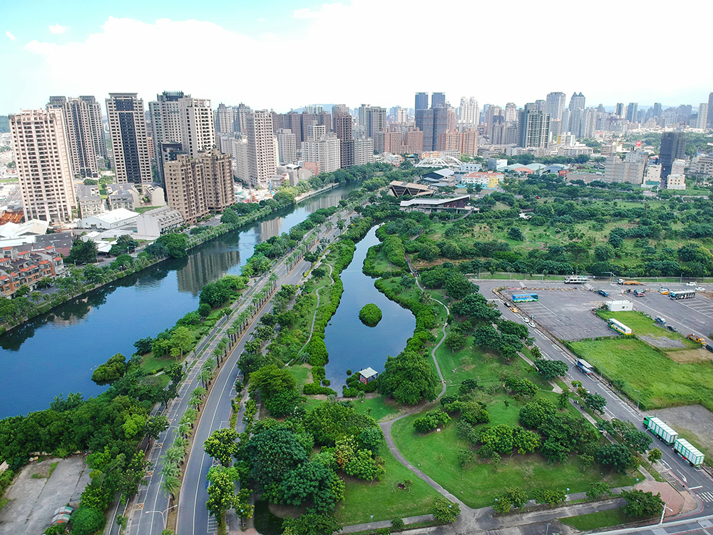 被大樓圍繞的中都濕地公園,是城市裡彌足珍貴的綠意仙境。 被大樓圍繞的中都濕地公園,是城市裡彌足珍貴的綠意仙境。